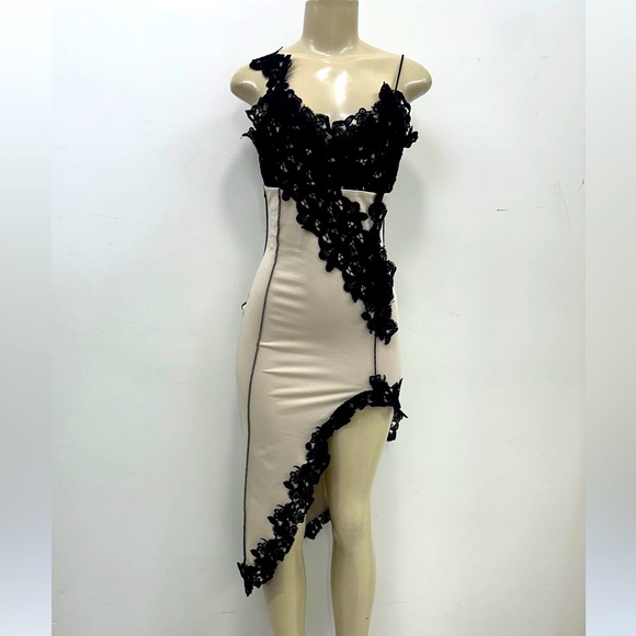 Asymmetric lace panel - Picture 3 of 5